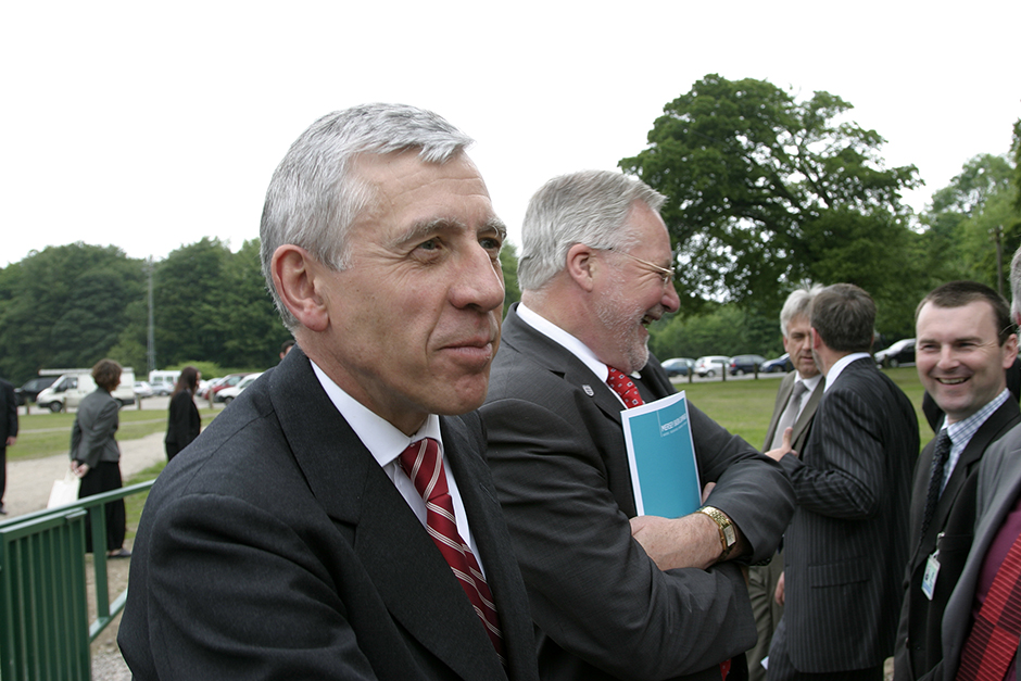 Jack Straw MP opens the Darwen Litter Trap, April 2007.